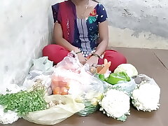 देसी लड़की ने सब्जी बेचते बेचते सब्जी खरीदने वाले से चुदाया
